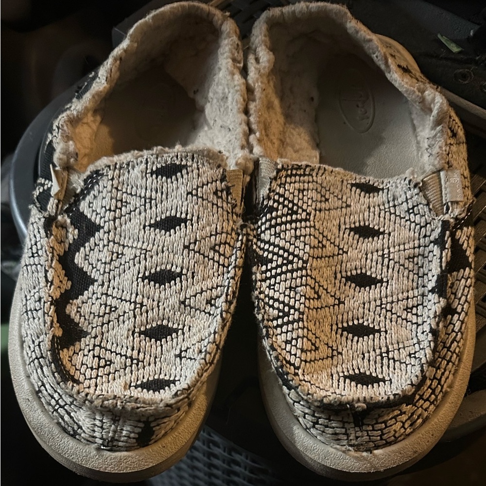 Woman’s sanuk size 8